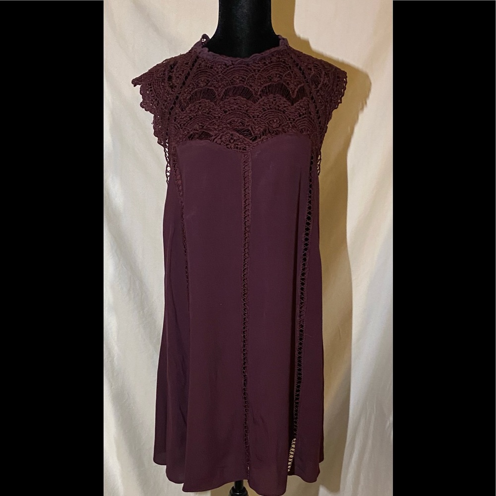 4Sienna sleeveless lace maroon shift dress